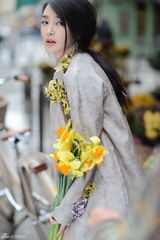 组图：秦岚春日写真色彩明亮 拥抱花束享受阳光