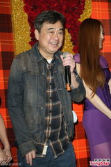 组图：黄小柔出嫁盼造人 穿低胸婚纱挽老公亮相