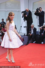 组图：《睡美人》首映 影后于佩尔清纯白裙装嫩
