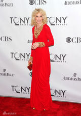 组图：托尼奖红毯星光熠熠 女星斗艳秀腿露肩