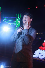 组图：陈志朋复古造型亮相时尚活动