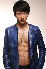 组图：许诺拍性感皮装大片 称秋季健身不容小觑