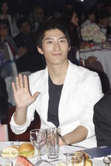 组图：孙悦现身慈善盛典被错认 窦骁刘烨同席零交流