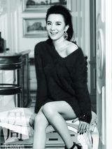 组图：小宋佳登《伊周》贺岁封面自然浅笑