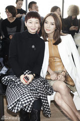 组图：王珞丹皮衣亮相纽约秀场 笑揽绯闻女孩