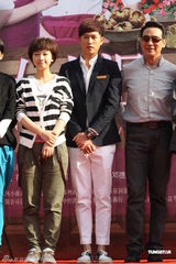 组图：陈键锋穆婷婷《女人泪》发布会默契十足