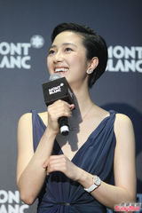 组图：桂纶镁穿藏蓝色深V礼服出席活动性感优雅