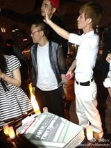 组图：郭敬明庆三十岁生日 与友人豪饮开派对