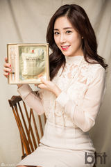 组图：“棒球女神”崔熙拍写真 显典雅之美感