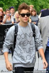 组图：贾斯汀现身街头墨镜休闲装引围观
