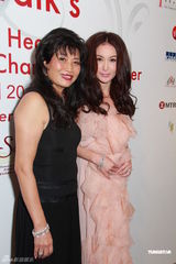 组图：温碧霞捐新EP做慈善 老公购买支持