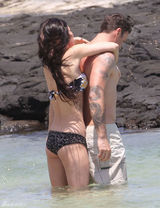 高清图：梅根-福克斯海边度假 紧贴男友不撒手