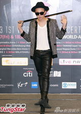 组图：GD拄拐开唱现场劲爆 个性服装抢眼