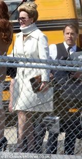 组图：劳伦斯餐厅吻戏显专业 贝尔变秃头肥男