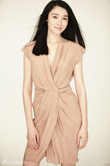 组图：陈丽娜尽显春日风情 裸色美服春意浓