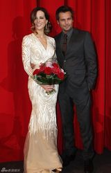 组图：《全面回忆》柏林首映 凯特印花长裙夺目