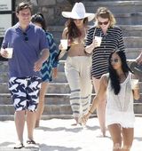 组图：LadyGaga甩30磅赘肉 度假比基尼秀八字奶