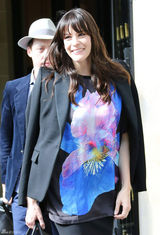 组图：丽芙-泰勒连衣裙春光明媚 小披肩引领新潮流