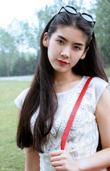 组图：马恺曼街拍LOOK百褶长裙复古