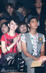 幻灯：陆毅春晓戚薇袁成杰出席某时尚品牌盛典