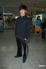 组图：李治廷黑衣现身机场 低调配合媒体拍照