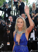 组图：莎朗斯通不服老 深V长裙袒露八字奶