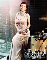 组图：査可欣爱读书 跨界玩转珠宝大片