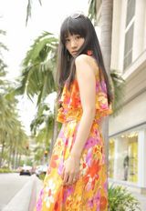 组图：辣妈章龄之国外素颜街拍 清新似少女