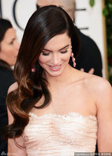 组图：梅根-福克斯纹身惹眼 与丈夫恩爱携手