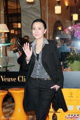 组图：梁朝伟学舞弃老婆陪 嘉玲称王菲享受单身