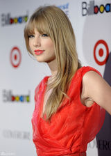 高清图：年度女人音乐奖泰勒-斯威夫特红裙美艳