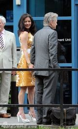 幻灯：道格拉斯携娇妻看望病童 泽塔-琼斯笑容迷人