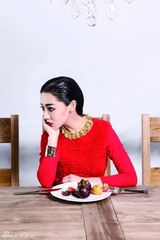 组图：邓家佳浓妆霸气外露如红色妖姬