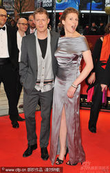 幻灯图集：电影《强盗》首映 男女主演拥吻爱意浓浓