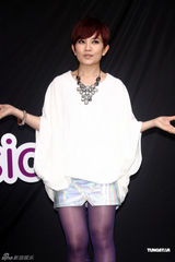 组图：梁静茹出席活动秀美腿 透露结婚周年礼物