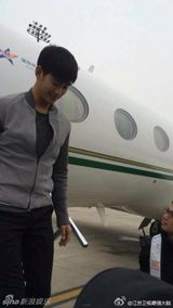 组图：金秀贤录《最强大脑》 乘私人飞机到达