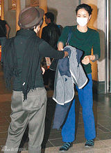 组图：王菲香港逛街一脸病容 见记者慌张上错车