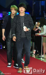 组图：FTIsland朴信惠CNBLUE等捧场李洪基新片