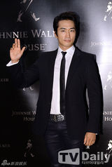 组图：宋承宪姜志焕出席活动 黑色西装拼帅