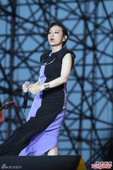 组图：蔡依林沙滩献唱遭飓风底裤走光显尴尬