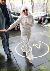 组图：Lady Gaga白发魔女造型诡异出街