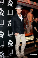 幻灯图：吴尊礼帽显王子风 任达华夫妇呼吁捐款