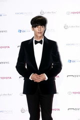 高清组图：元斌等闪耀大钟奖红毯 金慧秀等爆乳抢镜