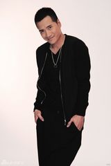 组图：何晟铭拍时尚写真 显简约搭配魅力