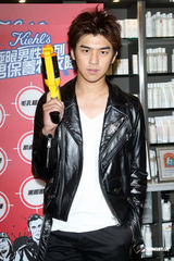 组图：陈柏霖受邀担任一日店长 大秀熟男魅力