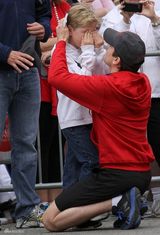 组图：“孔雀”波莫与男友结婚 两爸三娃超萌