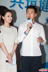 组图：佟大为关悦夫妻档亮相　大曝爱女趣事