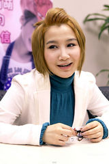 幻灯图：艾梦萌喜获专属借记卡 出新碟曲风遭抢 