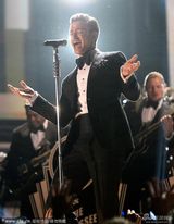 组图：艾丽西亚凯斯与魔力红乐队深情对唱