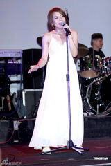 幻灯图：江美琪为演唱会瘦身 白裙飘飘温婉可人